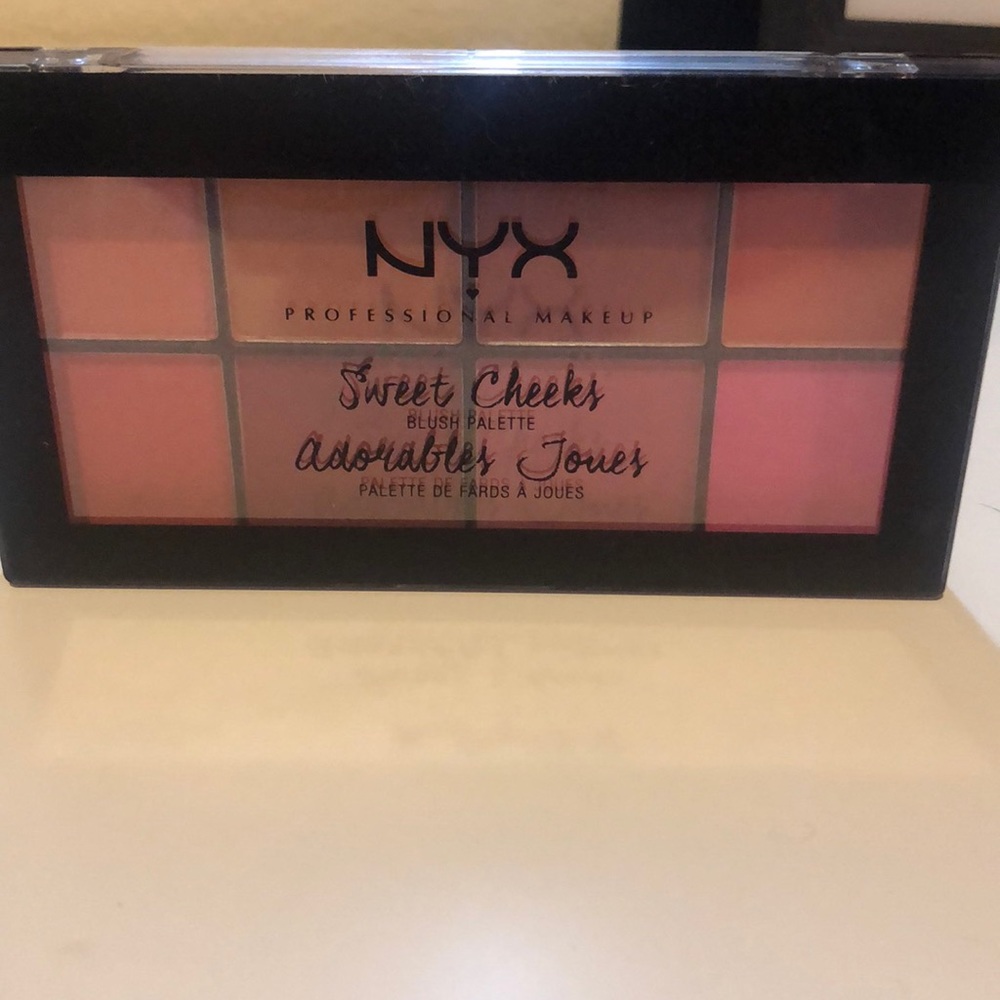 Nyx Sweet Cheeks Plush Palette